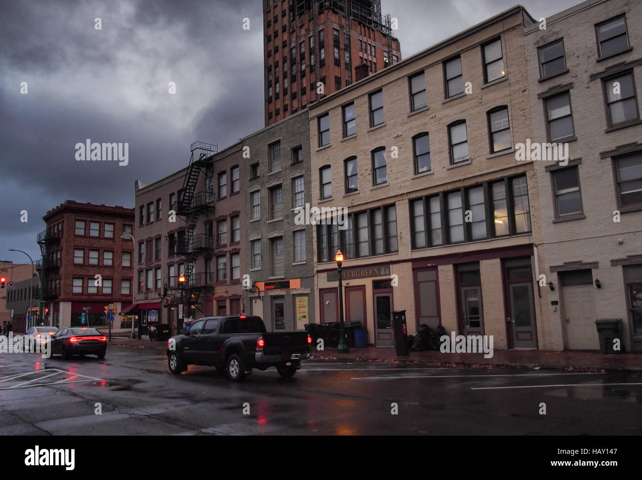 Syracuse, New York, USA. Le 3 décembre 2016. Voir d'Erie Boulevard East. Tourné à partir d'une rue publique Banque D'Images