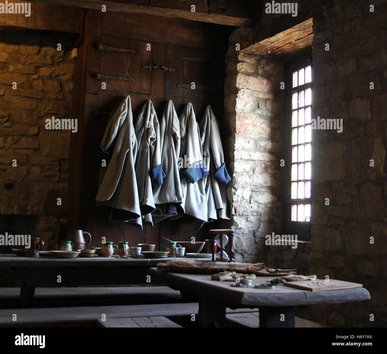 Mess des soldats recréé hall à Old Fort Niagara sur la rivière Niagara avec fenêtre offrant un éclairage d'ambiance. Banque D'Images