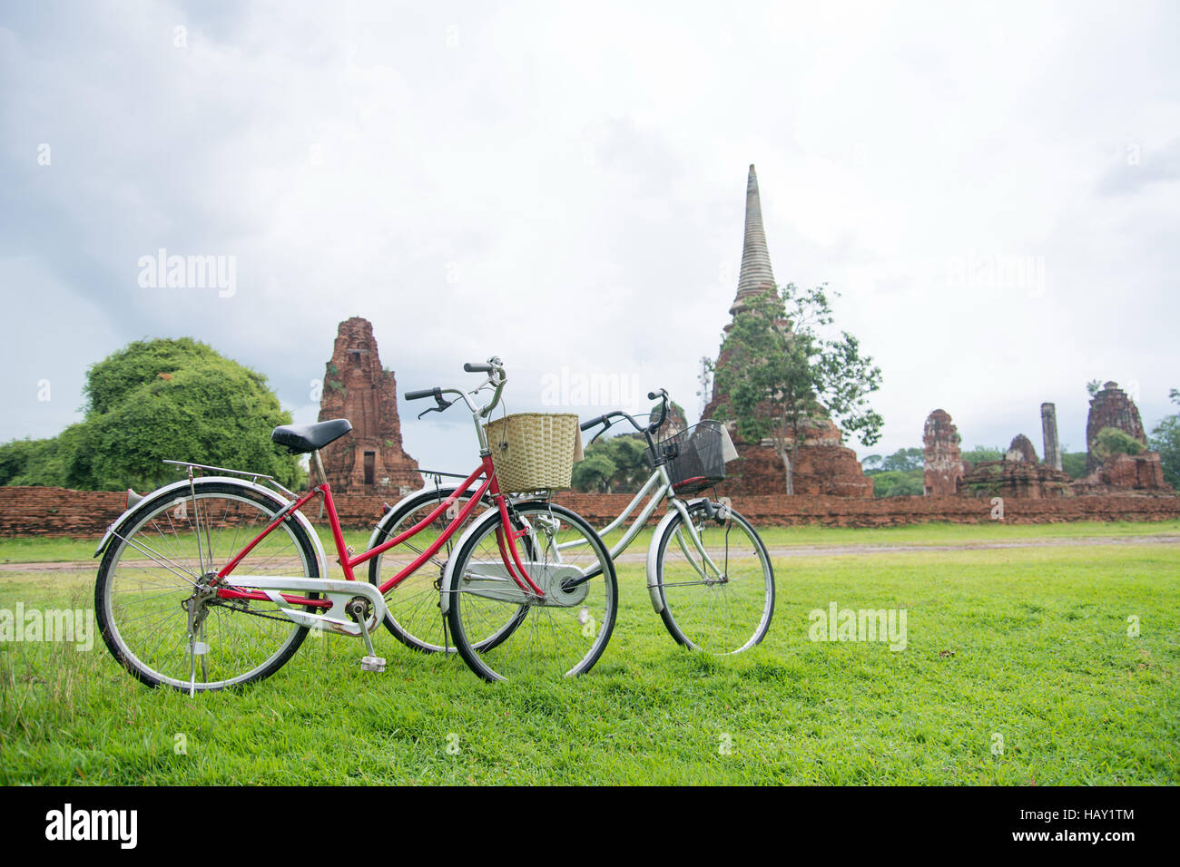 Tour en vélo parmi les ruines de l'antique royaume d'Ayutthaya en Thaïlande Banque D'Images Tour en vélo parmi les ruines de l'antique royaume d'Ayutthaya en Thaïlande Banque D'Images
