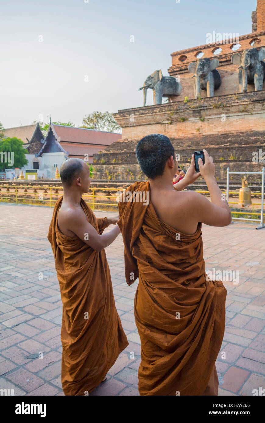 Moines au Wat Chedi Luang Chiang Mai Thaïlande Banque D'Images
