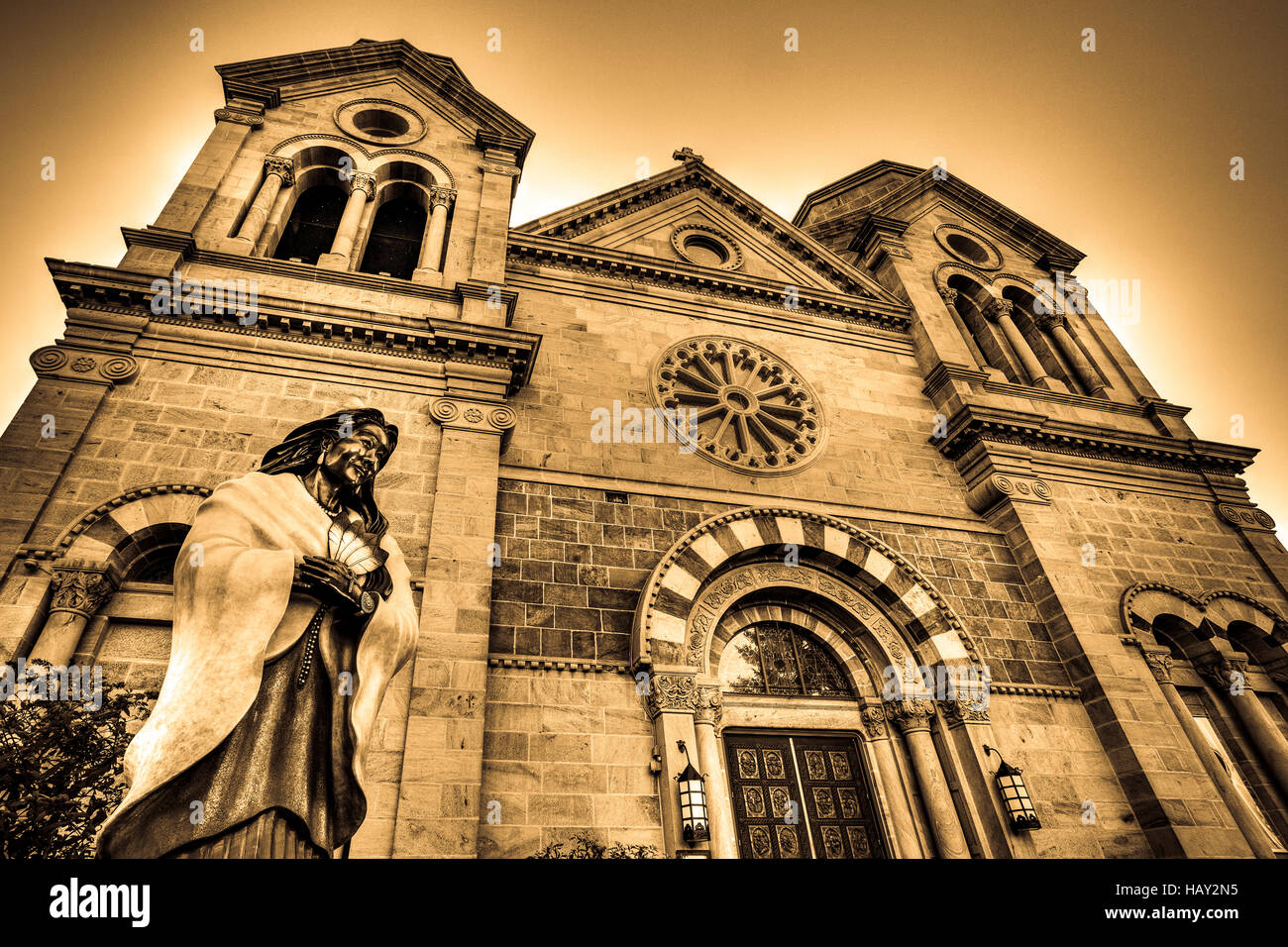 Kateri Tekakwitha Statue et Basilique Cathédrale de Saint François d'assise au coeur de la vieille ville de Santa Fe, Nouveau Mexique, USA. Banque D'Images