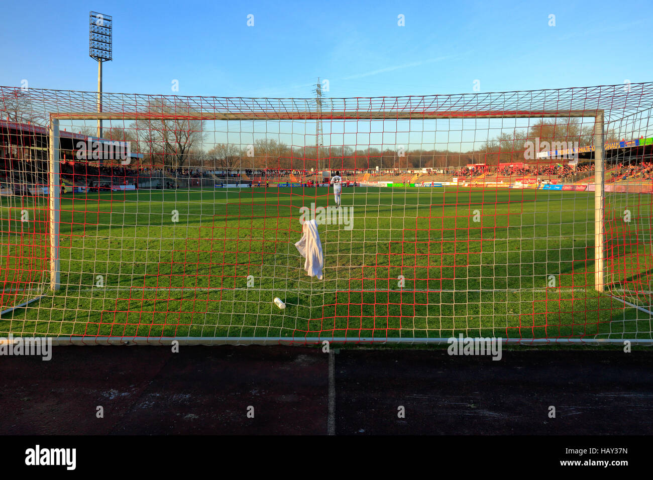 Sport, football, ligue régionale ouest, 2016/2017, Rot Weiss Oberhausen vs SC Verl 7:1, stade Niederrhein à Oberhausen, terrain de football, des buts de soccer, l'objectif net, un seul pôle de projecteur Banque D'Images