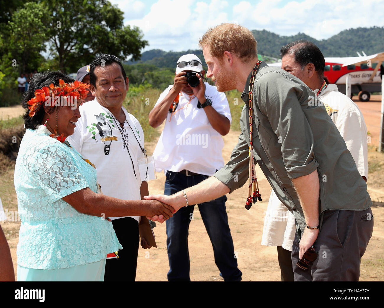 Le prince Harry dans le village visites Sumara Guyana, l'arrière-pays dans le cadre de sa tournée des Caraïbes. Banque D'Images