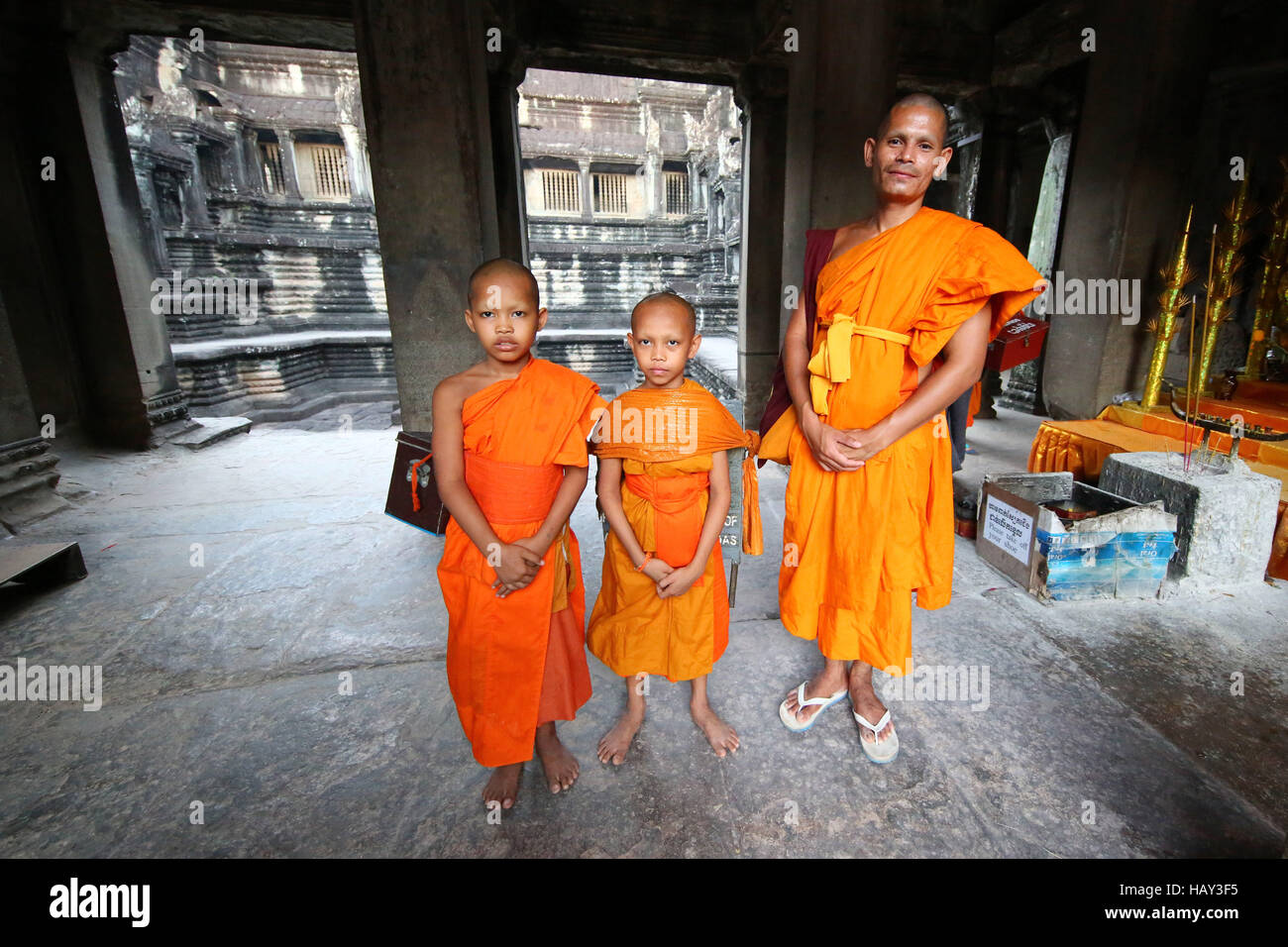 Les jeunes moines bouddhistes au temple d'Angkor Wat à Siem Reap, Cambodge Banque D'Images