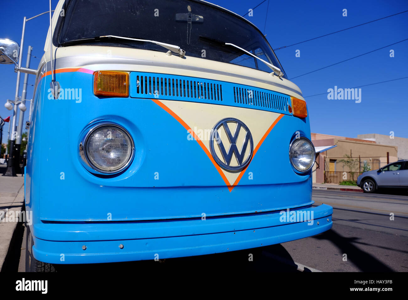 Un vieux bus Volkswagen sur la route à Tucson, Arizona. Banque D'Images