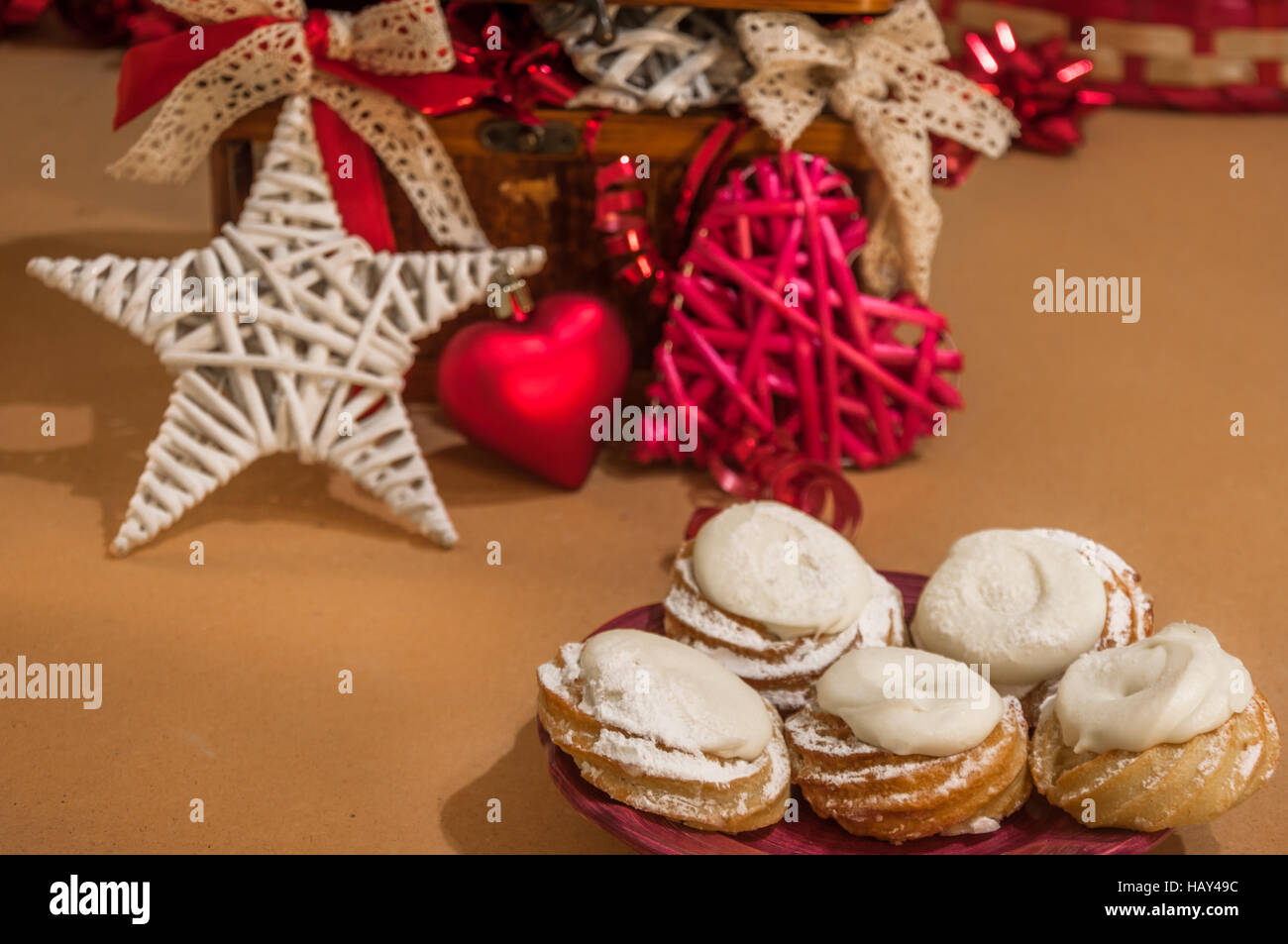 Desserts de Noël avec décoration de fête Banque D'Images