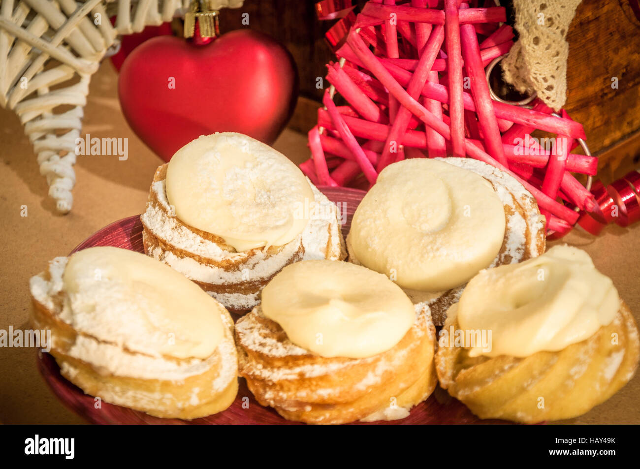 Desserts de Noël avec décoration de fête Banque D'Images