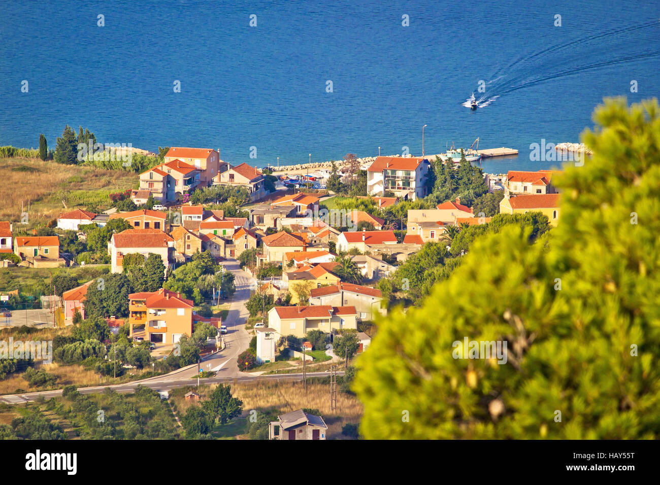Village côtier Dobropoljana sur l'île de Pasman vue aérienne, la Dalmatie, Croatie Banque D'Images