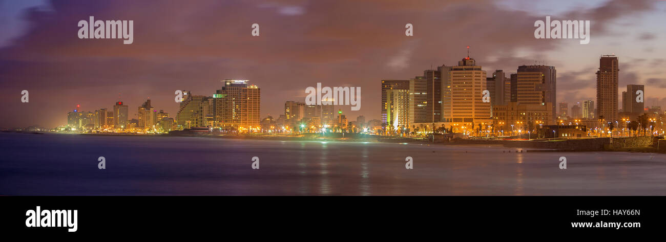 TEL AVIV, ISRAËL - 2 mars 2015 : le panorama de Tel Aviv dans le crépuscule du matin. Banque D'Images