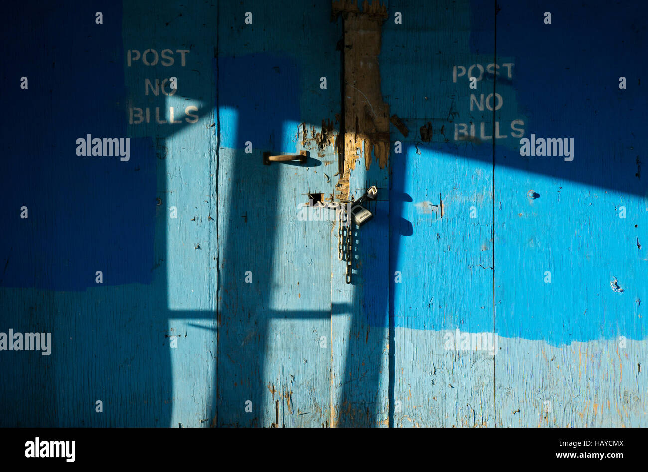 Ombre et lumière sur une porte de couleur cyan sur Boulevard du Nord. dans le quartier chinois, le centre-ville de Flushing, Queens, New York. Banque D'Images