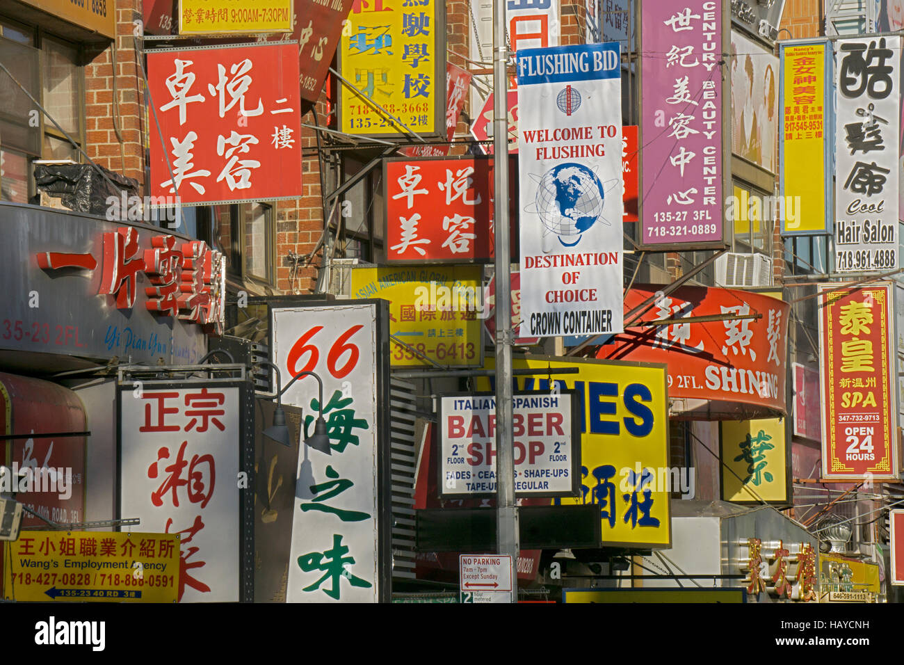 Multitude de signes sur la rue 40e Road dans le quartier chinois, le centre-ville de Flushing, Queens, New York. Banque D'Images