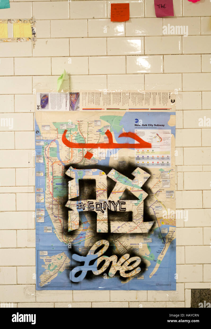 Amour écrit en trois langues sur un plan de métro à la station de métro Union Square dans le cadre de la thérapie de Métro Projet de murs. Banque D'Images