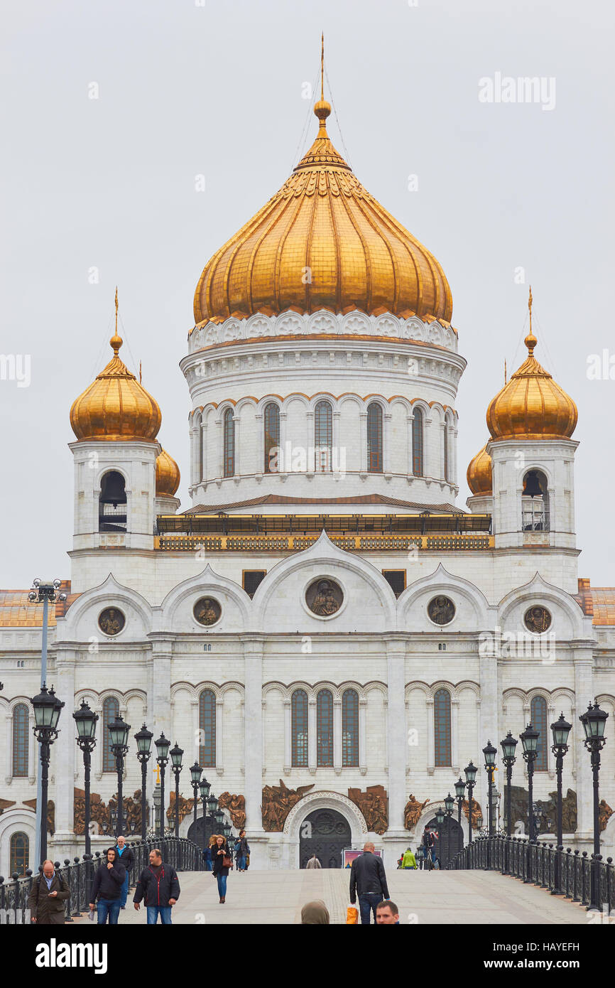 Cathédrale de Christ le Sauveur et le pont piétonnier Patriarshy Moscou Russie Banque D'Images