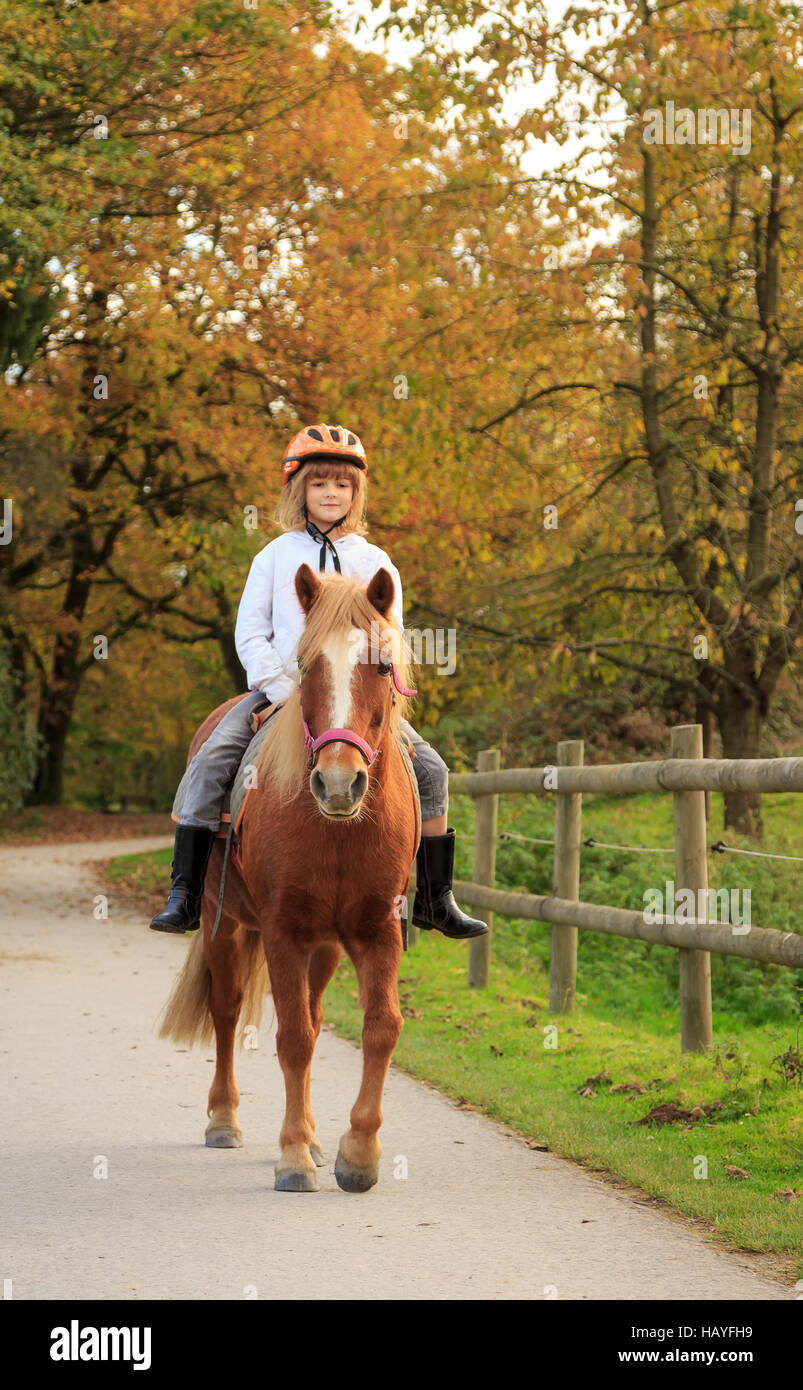 Little girl riding a pony Banque D'Images