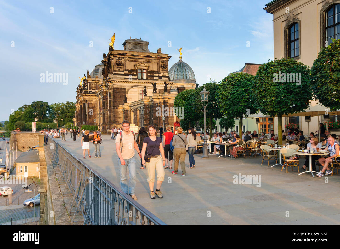 Dresde : Terrasse de Brühl avec le bâtiment pour le Saxon Art Academy ( 'Zitronenpresse') et le Saxon Kunstverein et Sekundogenitur avec restaurant, Banque D'Images