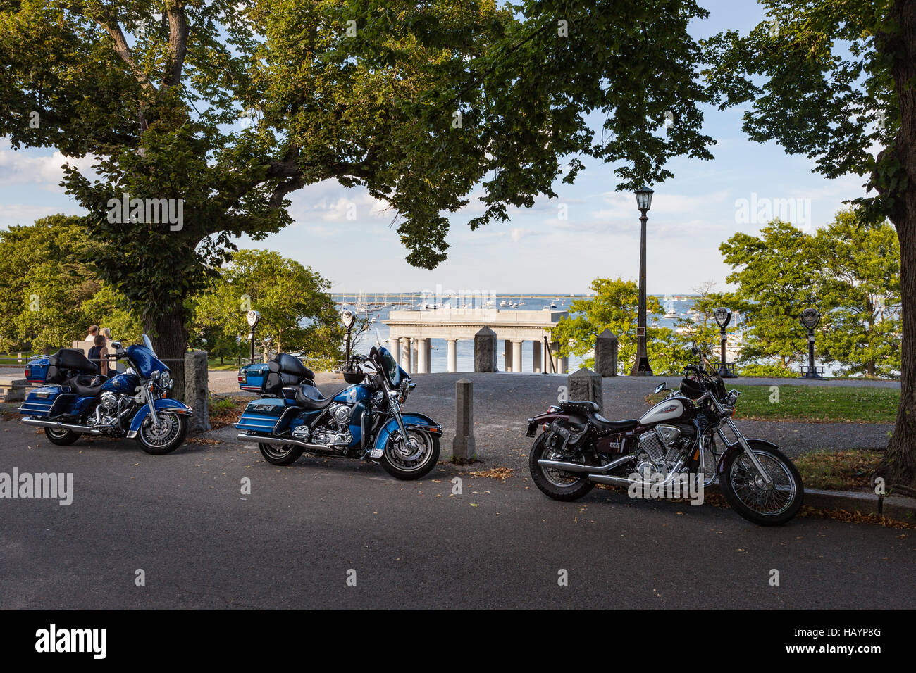 Harley Davidsons stationné à la Pilgrim Memorial State Park, Plymouth MA Banque D'Images