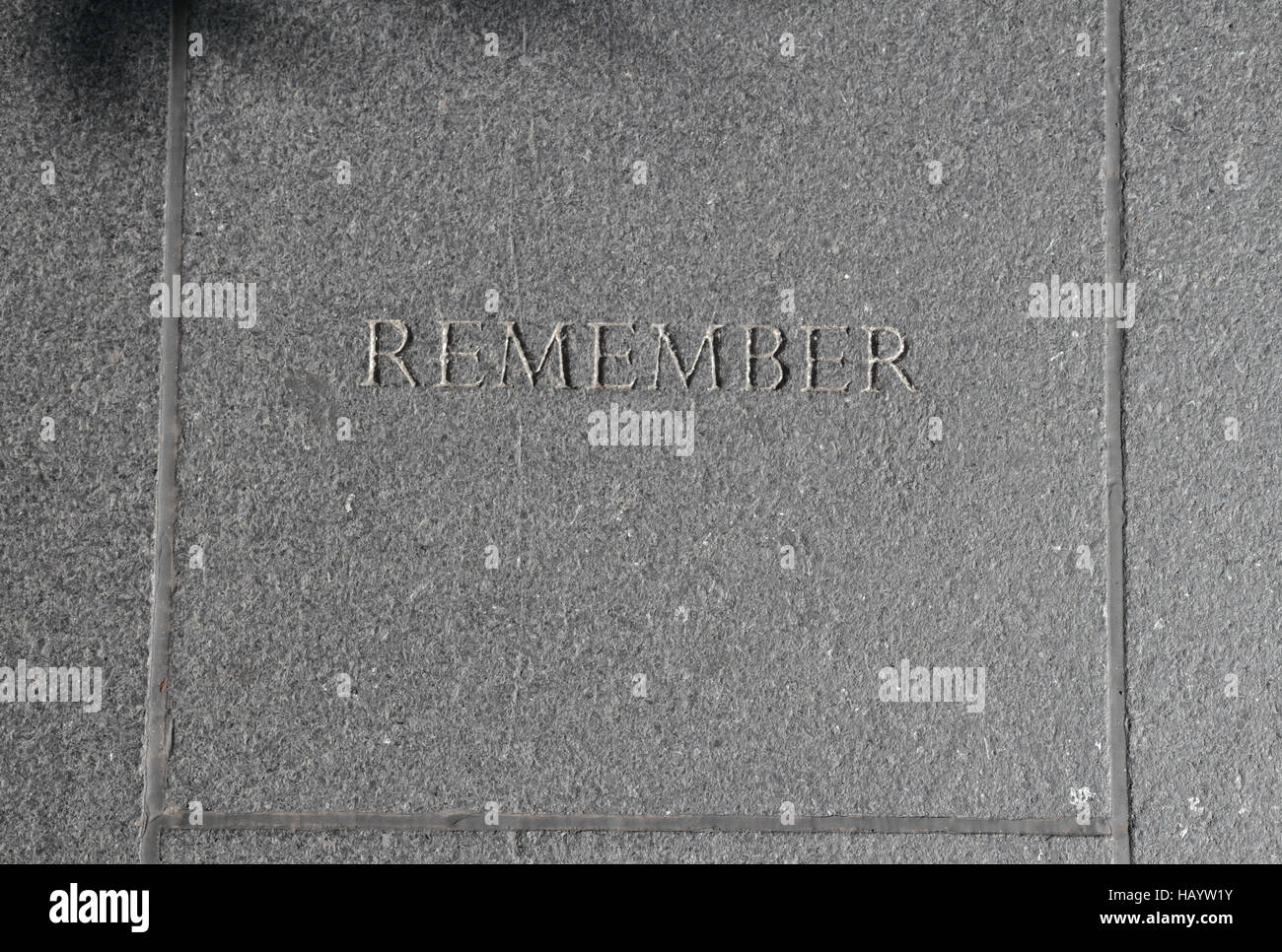 "Se souvenir", gravée dans le sentier sous le New England Holocaust Memorial, Boston, MA, United States. Banque D'Images