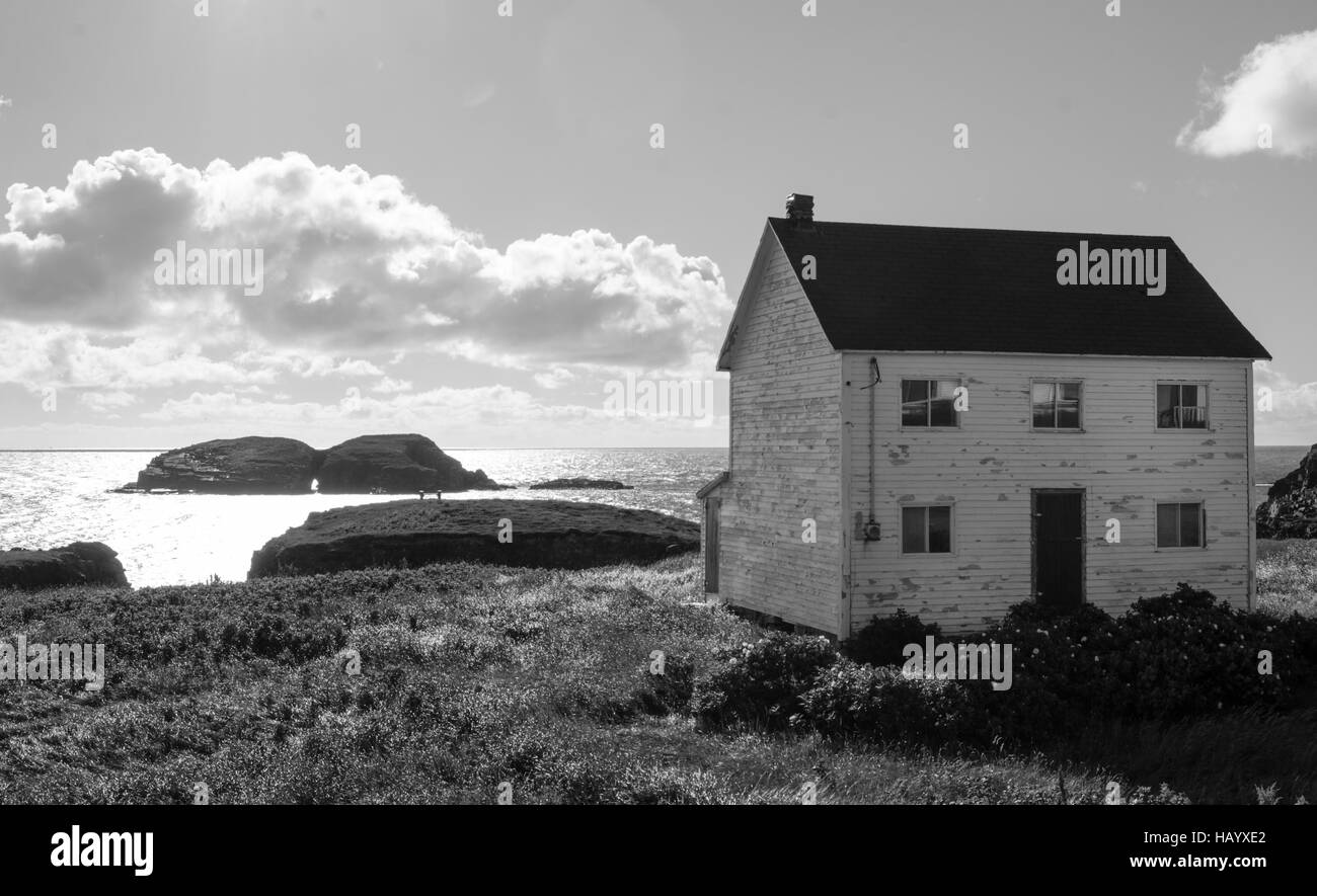 Le soleil brille sur l'île Bird derrière une maison en ruine abandonnée Maberly, Terre-Neuve. Banque D'Images