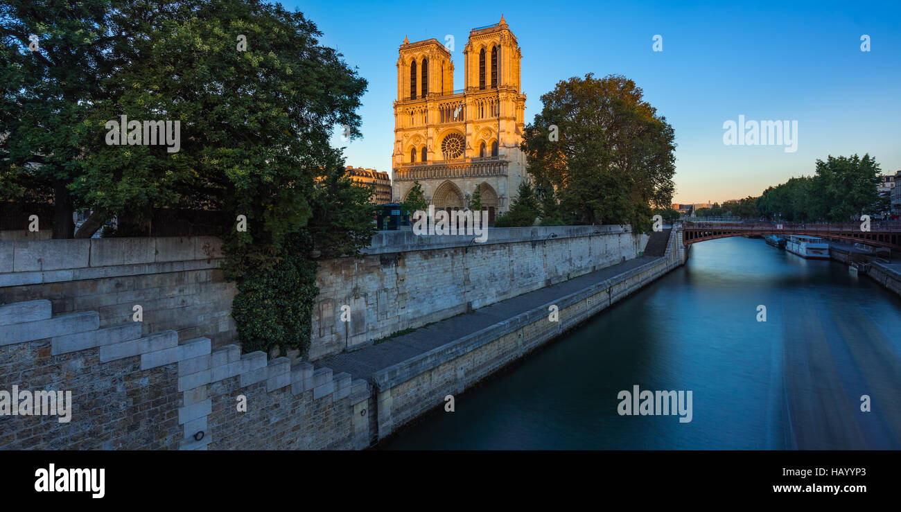 La cathédrale Notre Dame de Paris sur l'Ile de La Cité au coucher du soleil avec la Seine. Soirée d'été à Paris, France Banque D'Images