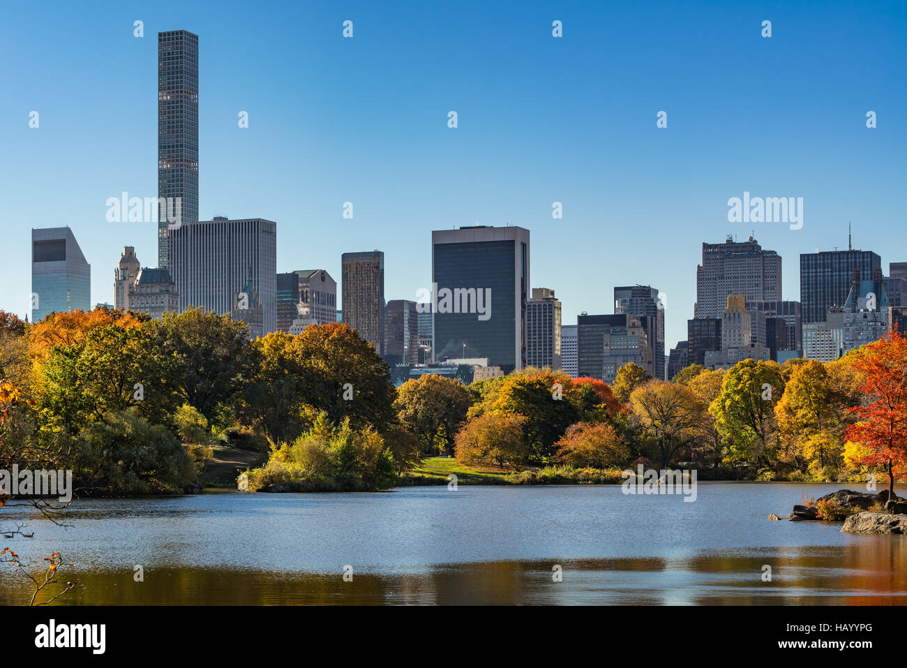 Automne dans Central Park au lac avec Midtown gratte-ciel. Matin voir avec feuillage automne coloré. Manhattan, New York City Banque D'Images