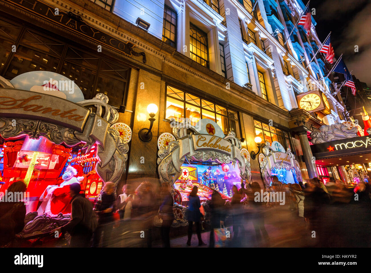 Macy's (grand magasin) avec des lumières de Noël et de vacances s'affiche. Manhattan, New York City Banque D'Images