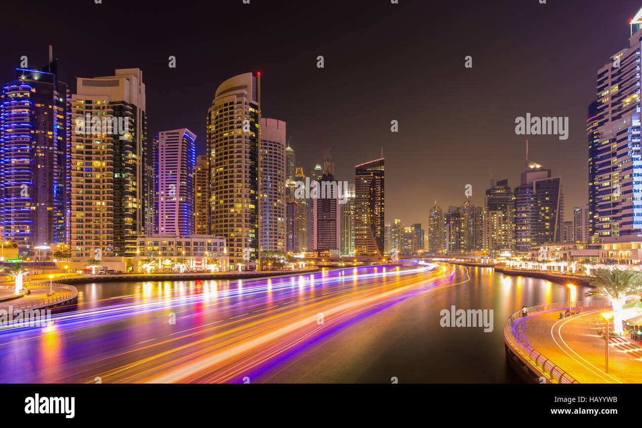 Soirée colorée dans la Marina de Dubaï, Dubaï, Emirats Arabes Unis Banque D'Images