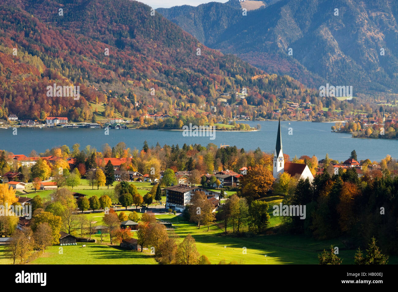 La Bavière, Lac de montagne, le village, l'automne, Banque D'Images