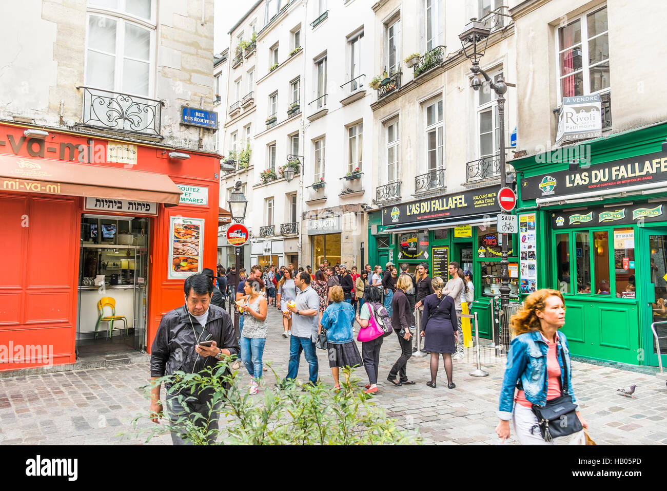 Scène de rue en face de mi-va-mi, l'as du fallafel restauration rapide dans la partie juive de marais Banque D'Images