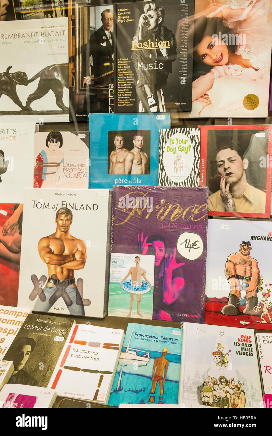 Livres dans la vitrine de la librairie gay les mots a la bouche, quartier du Marais Banque D'Images