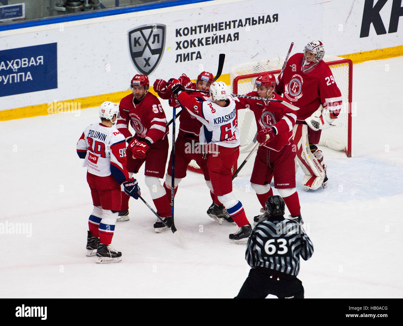 PODOLSK, Russie - le 20 novembre 2016 : les joueurs non identifiés sur la partie de hockey lutte contre Vityaz sur la Russie KHL Lokomotiv Championship le 20 novembre 2016, à Podolsk, la Russie. A gagné 2:1 Vityaz Banque D'Images