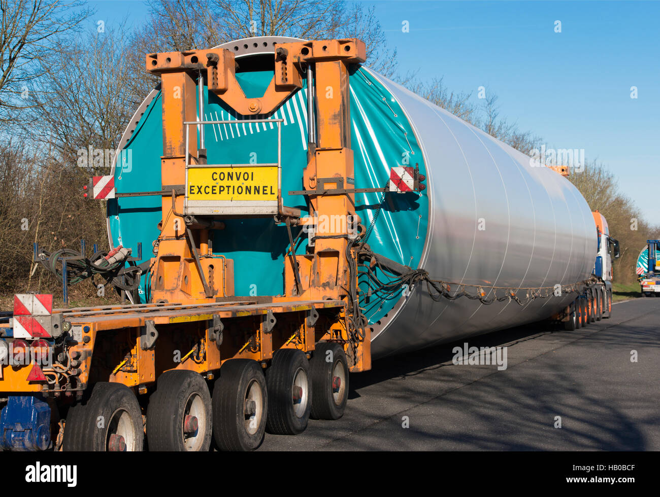 Le transport lourd transport d'éoliennes Banque D'Images