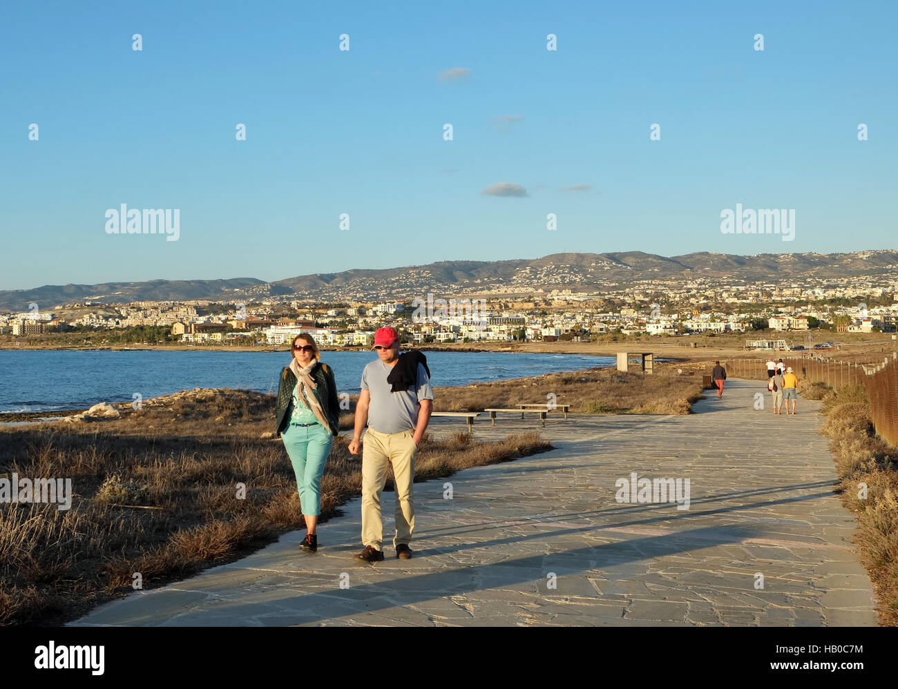 Les gens à pied le long du sentier côtier de Paphos à Kato Paphos, Paphos, Chypre, Banque D'Images