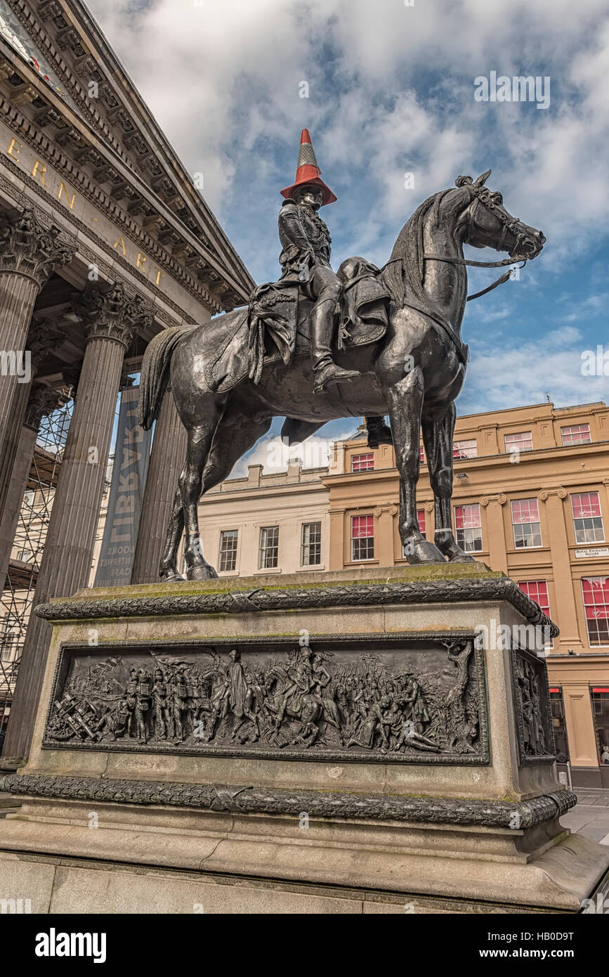 Statue du duc de Wellington, à cheval, portant un cône de circulation sur sa tête. En face de la galerie d'art moderne. Banque D'Images