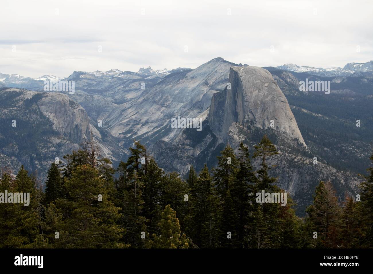 Demi Dôme est un dôme de granit à l'extrémité orientale de la vallée de Yosemite en Yosemite National Park, Californie. Banque D'Images