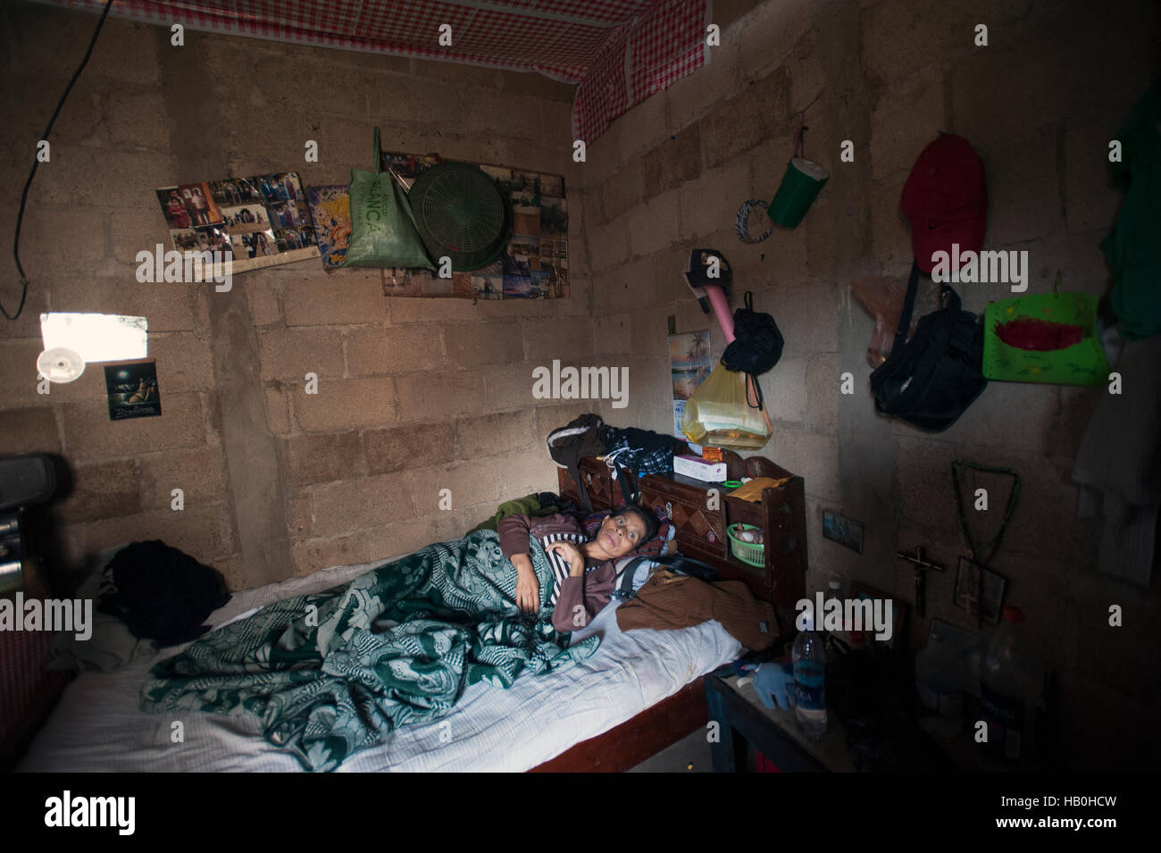 Une femme indigène maya repose dans son lit à la maison à San Jorge La Laguna, Solola, Guatemala. Banque D'Images