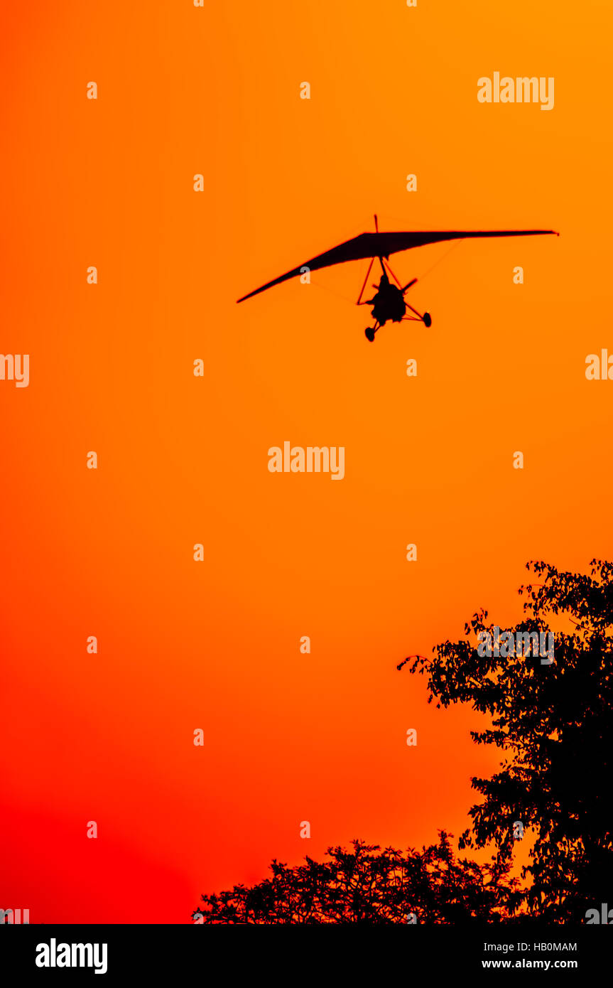 Microlite Aircraft au coucher du soleil Banque D'Images