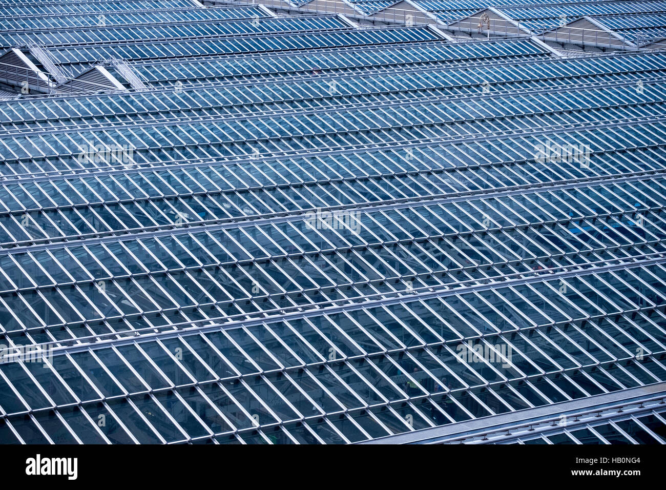Les panneaux de verre du toit de la gare Waverley d'Édimbourg, en Écosse Banque D'Images
