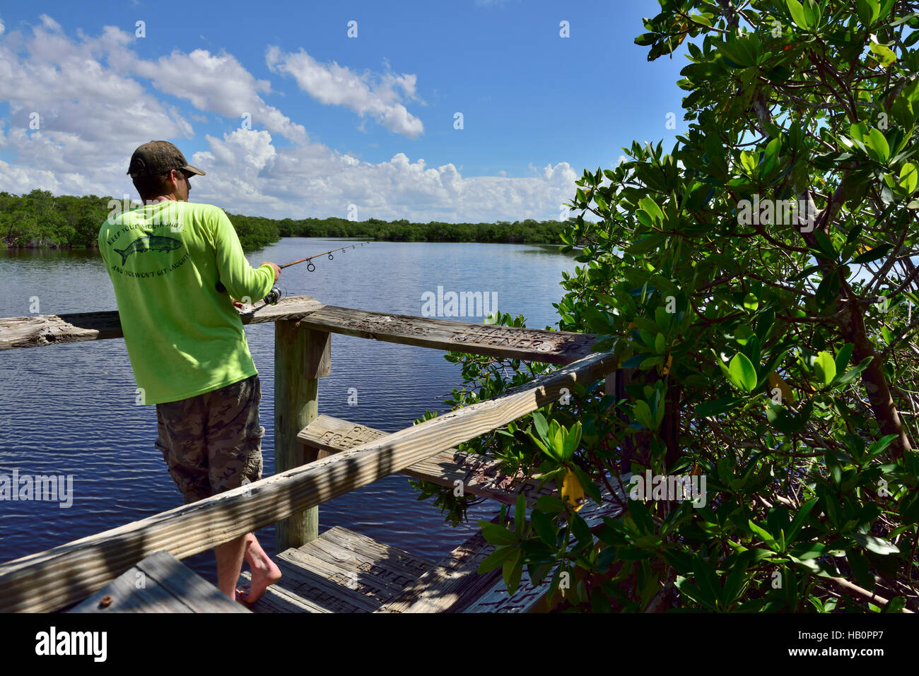 Pêche à la ligne de Boardwalk à Saint James Creek à la fin de saint Jude Nature Trail, Pine Island, Floride Banque D'Images