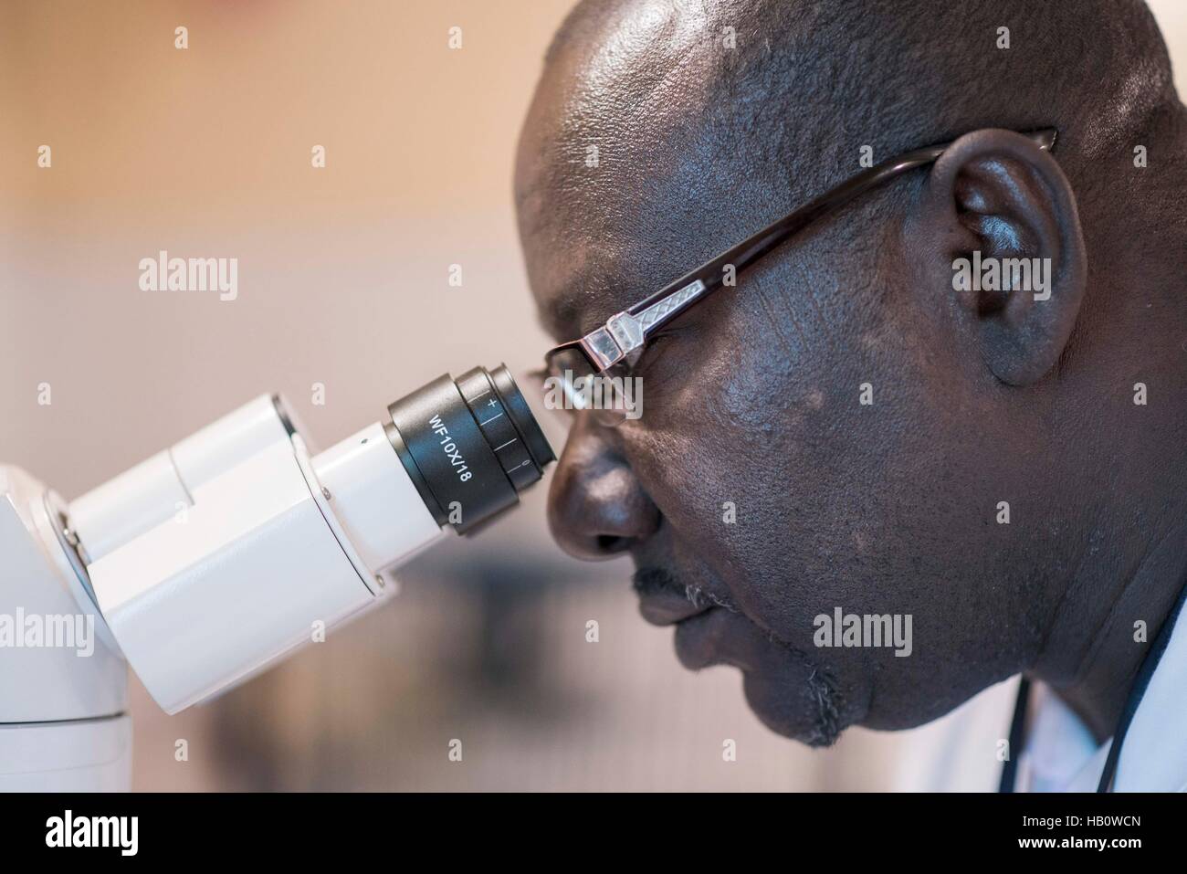 DIOILA - MALI : un médecin travaille dans le laboratoire de l'unité nutritionnelle intensive de l'hôpital de Dioila le 7 novembre 2016 à Dioila, au Mali. Photo par Xaume Banque D'Images