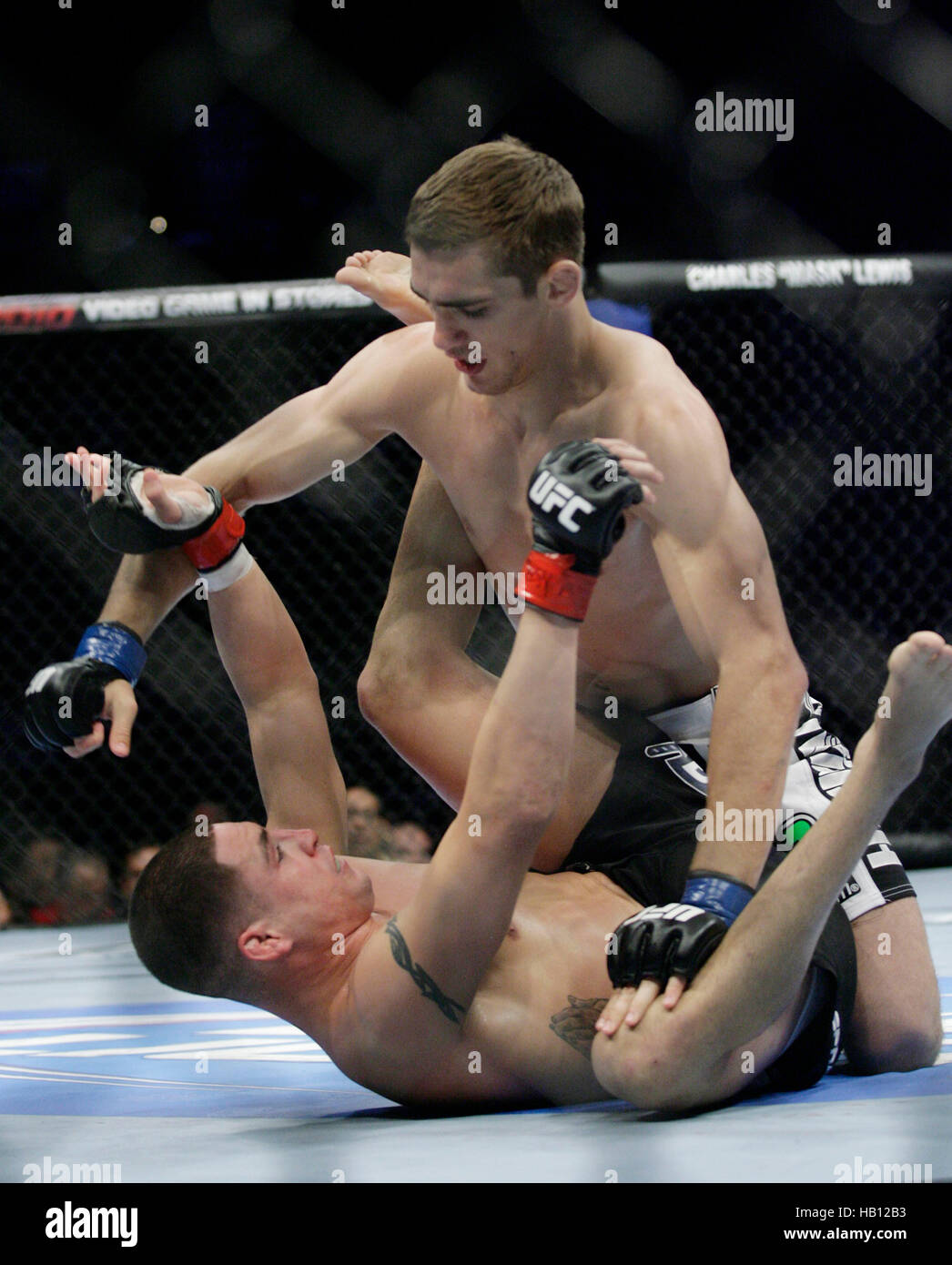 UFC fighter John Hathaway, haut, combat Diego Sanchez lors de l'UFC 114 le 29 mai 2010 à Las Vegas, Nevada. Photo par Francis Specker Banque D'Images