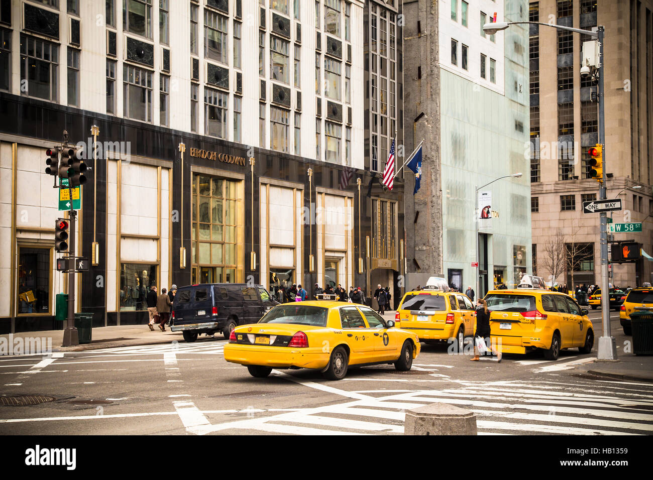 Vue sur la Cinquième Avenue à Manhattan New York avec les taxis jaunes et Bergdorf Goodman Department Store à voir Banque D'Images