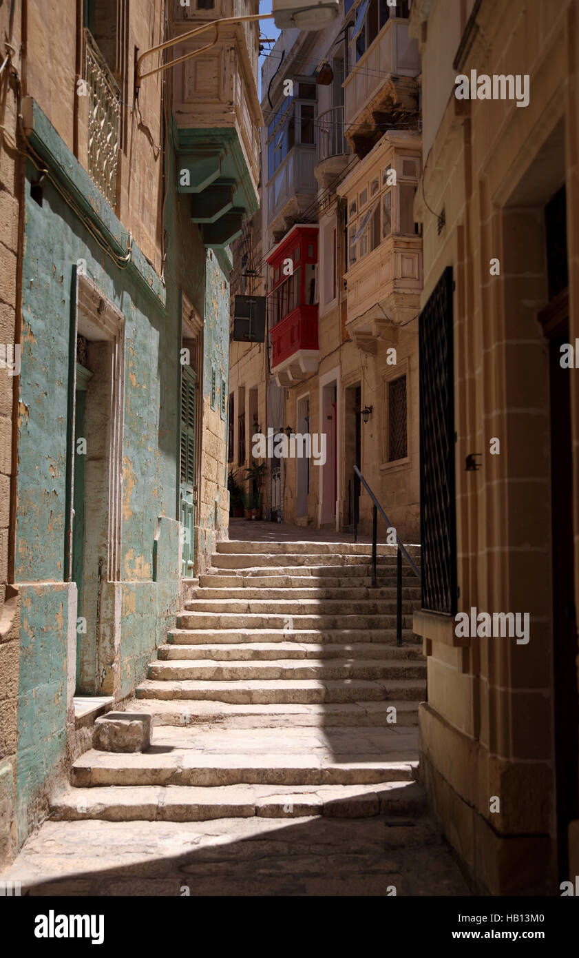 Vue verticale de la vieille rue étroite avec étapes dans trois villes Malte Banque D'Images