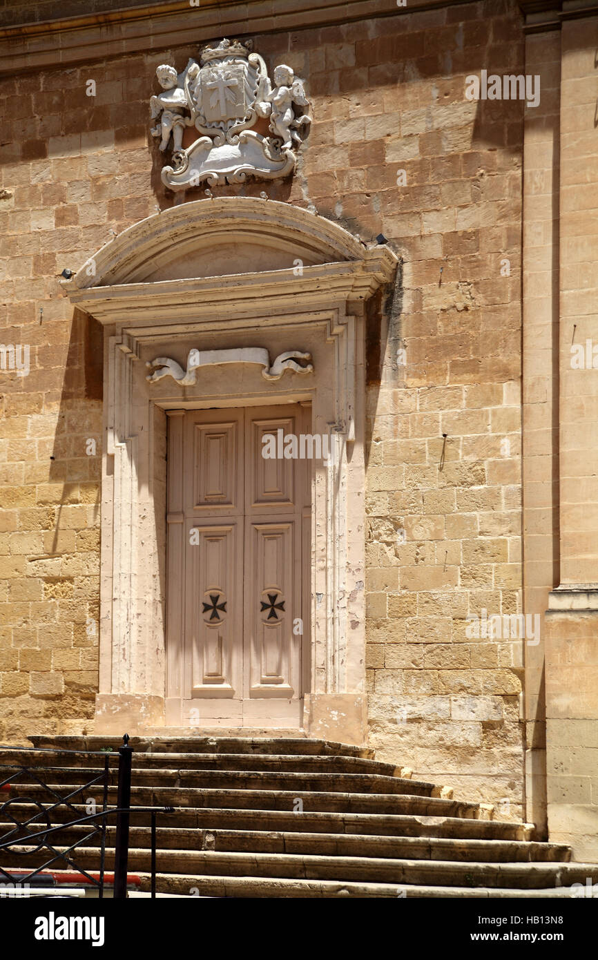Porte de l'Église ornée et étapes Trois Villes Malte Birgu Banque D'Images