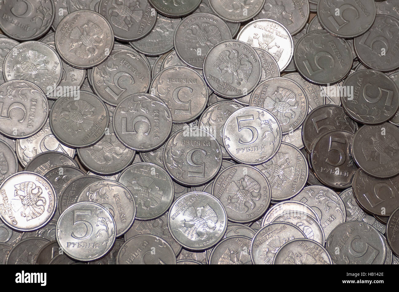 Pièce de cinq roubles russes en grandes quantités. sur fond de pièces Banque D'Images