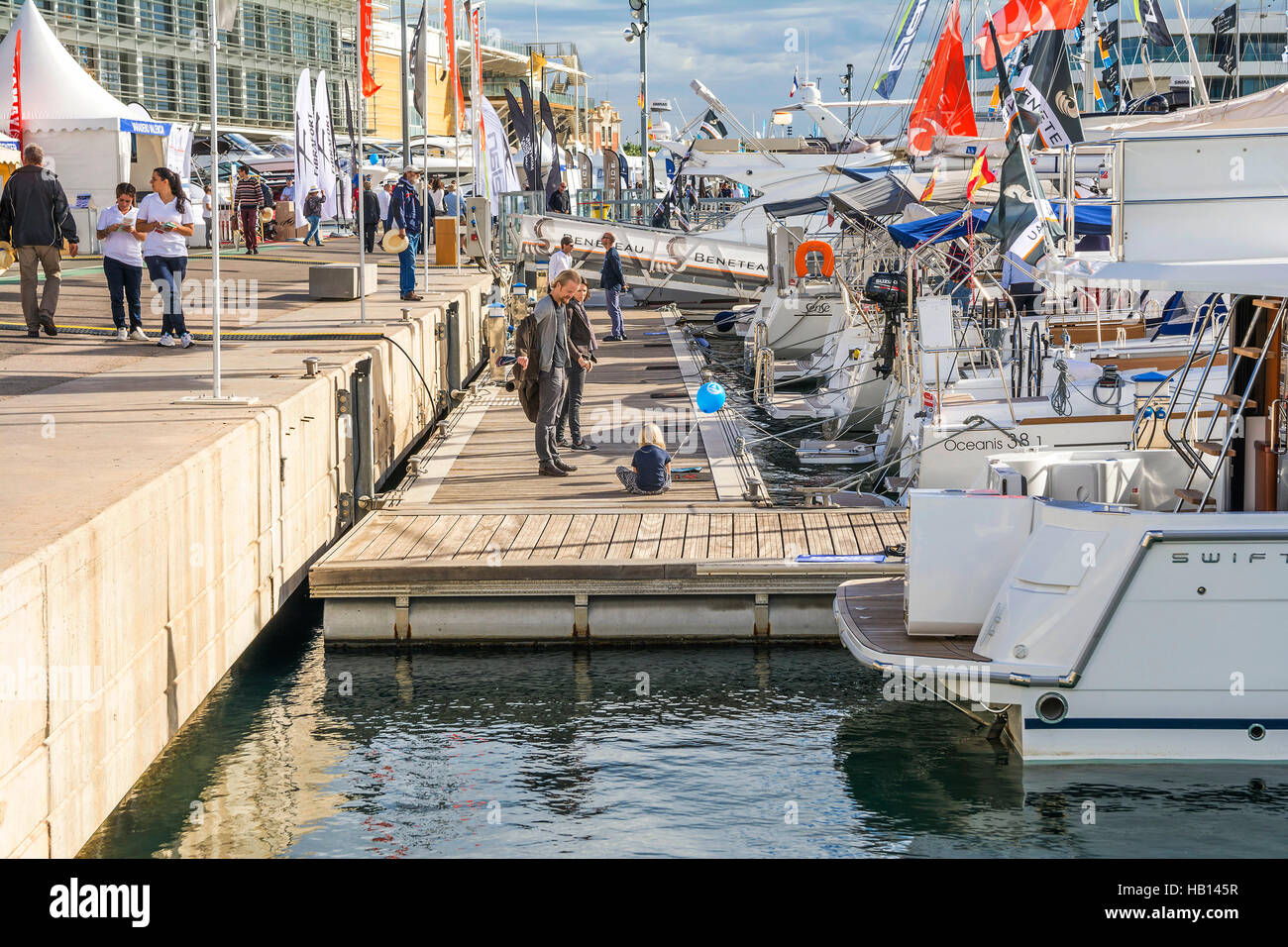 VALENCIA, Espagne - 5 novembre, 2016. Le Valencia Boat Show à Marina Real Juan Carlos I, vieux port sur la côte de la mer Méditerranée Banque D'Images