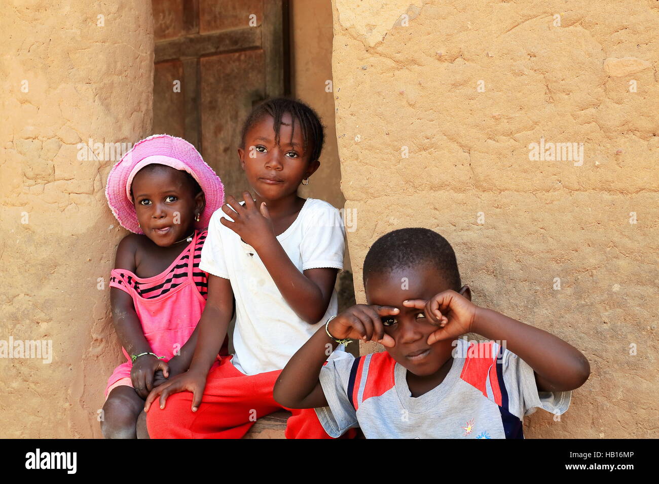 Mlomp-Oussouye Senegal-April, 16, 2014 : les enfants du peuple Diola attendre d'aller à l'école le matin tout en discutant avec les touristes visitant leur village Banque D'Images