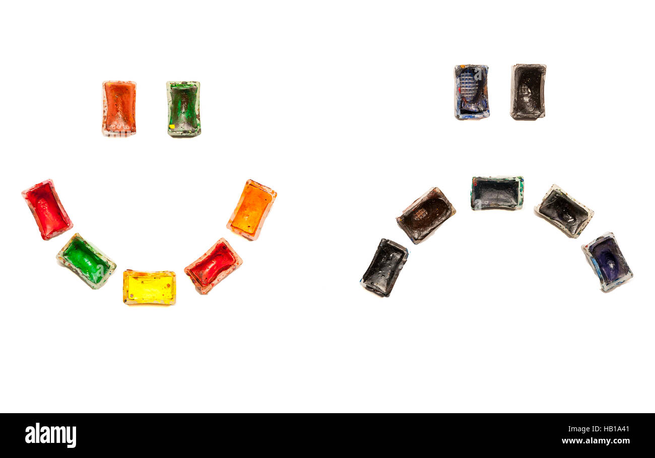 Heureux et coloré de smileys triste sombre qui utilisent les anciennes peintures aquarelle sur fond blanc. Joie, de crise pendant le processus de création. Banque D'Images Heureux et coloré de smileys triste sombre qui utilisent les anciennes peintures aquarelle sur fond blanc. Joie, de crise pendant le processus de création. Banque D'Images
