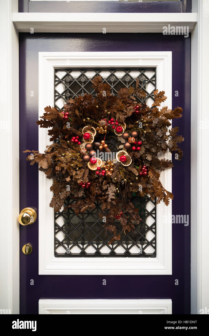 Couronne de noël décoratifs sur une porte blanche Banque D'Images