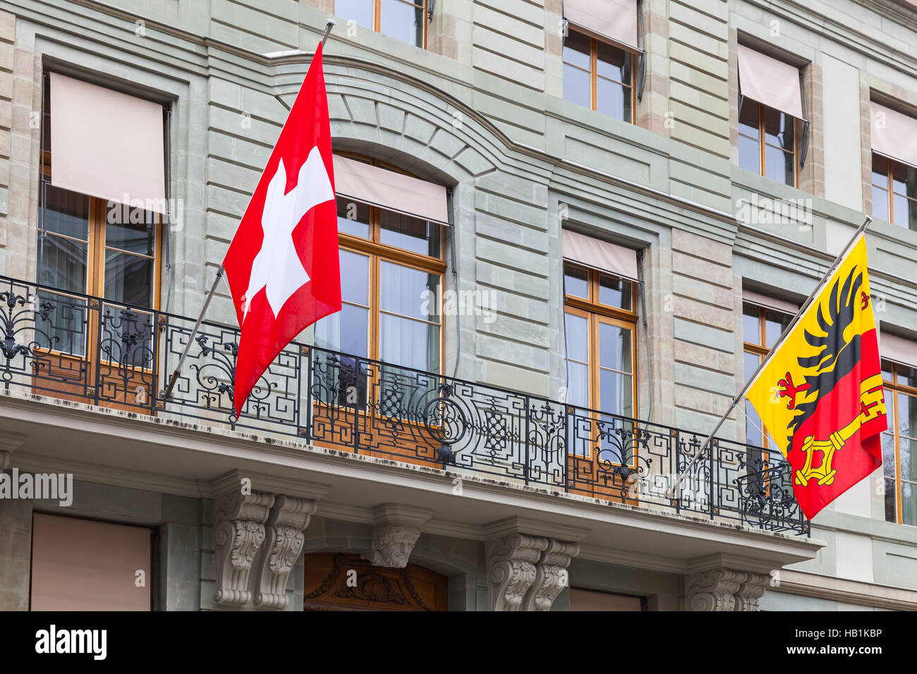 La ville de Genève, Suisse. Swiss National et des drapeaux de la ville monté sur mur maison ancienne Banque D'Images