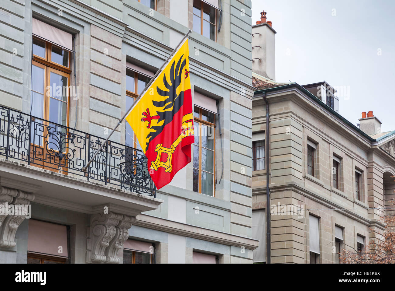 La ville de Genève, Suisse. Avec armoiries drapeau monté sur mur maison ancienne montrant l'aigle impérial et une clef de Saint-Pierre Banque D'Images